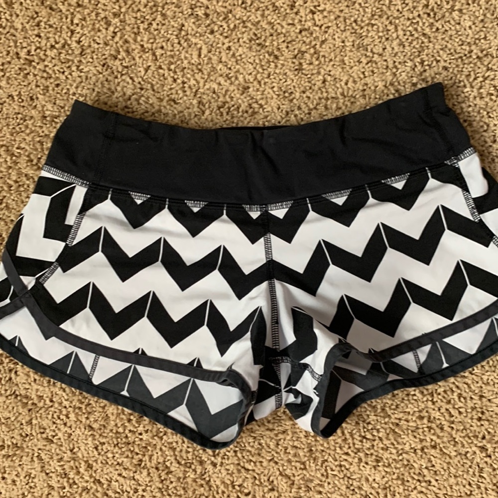 Lululemon speed shorts size 2 chevron